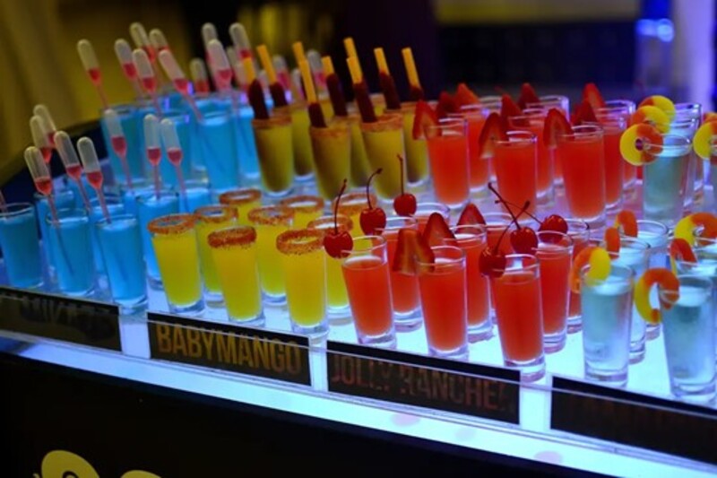 Shot de licores en diferentes colores.