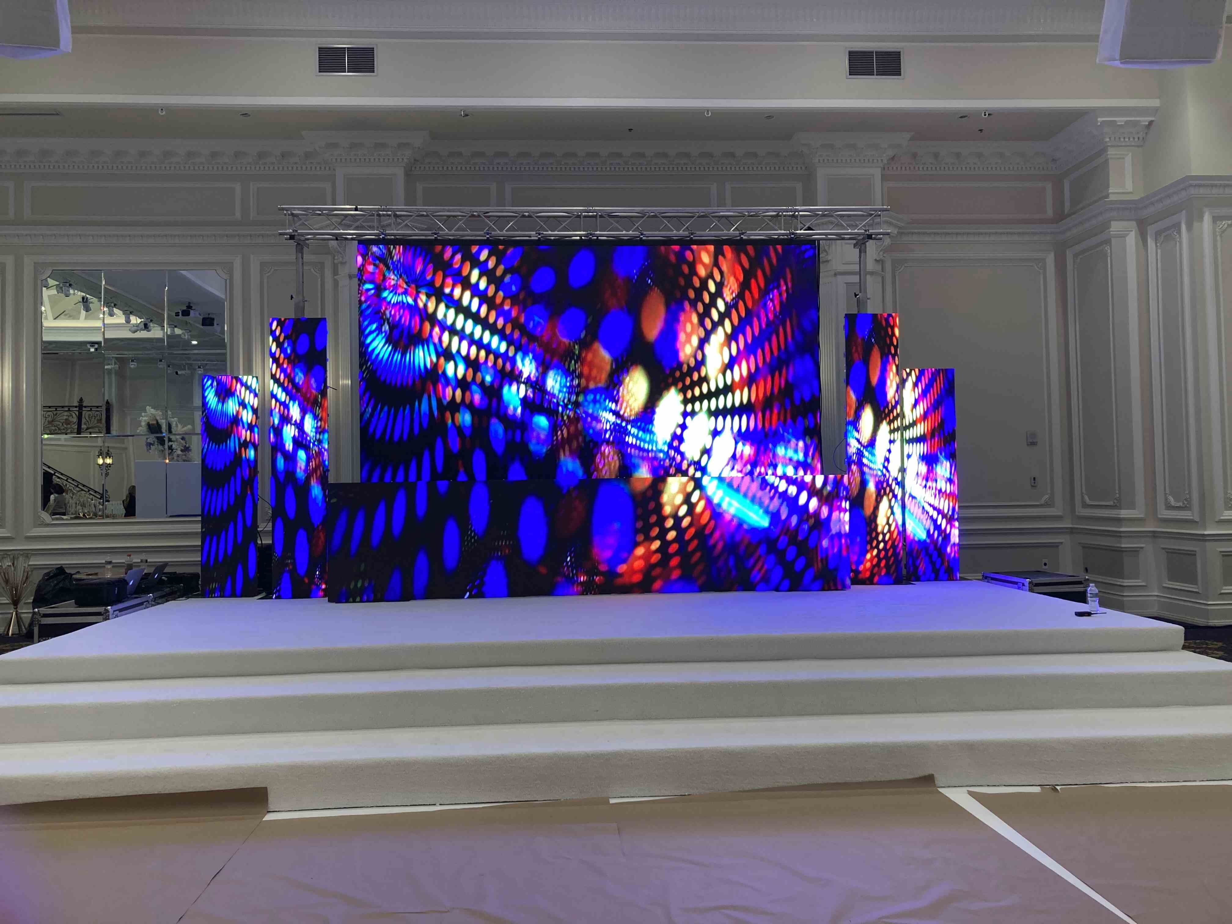 What are the potential energy savings that can be achieved by implementing adaptive power management in displays in a commercial setting?
