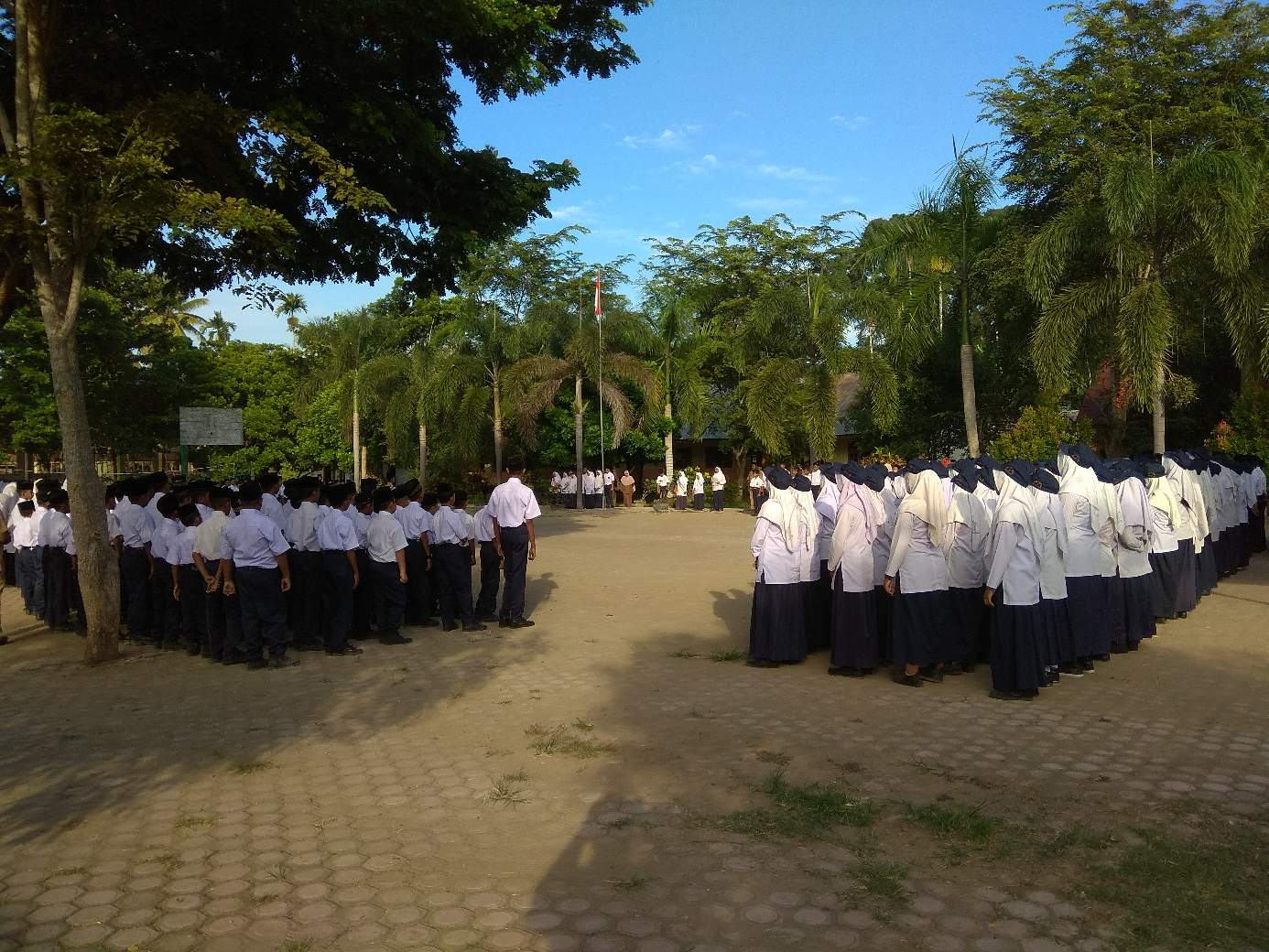https://s3.us-east-2.amazonaws.com/partiko.io/img/hhusaini-upacara-bendera-setiap-pagi-senin-1532491464719.png