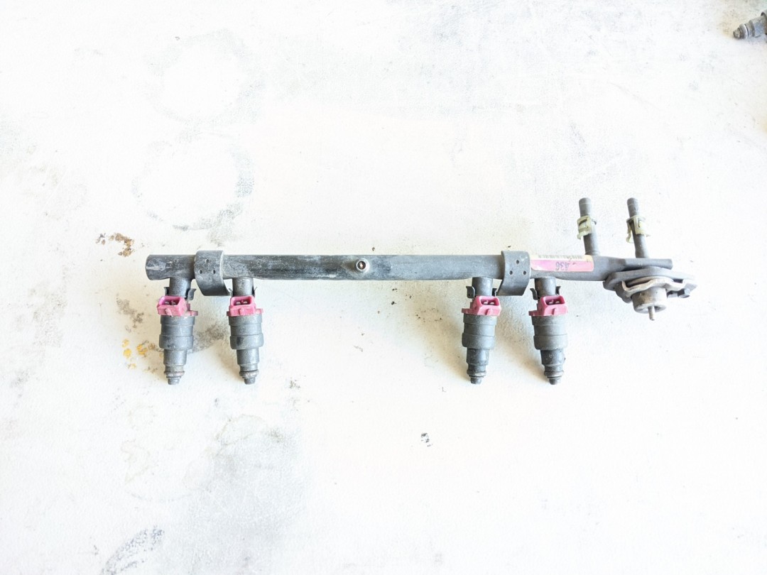 Jeep YJ XJ MJ 2.5L 4 Cylinder Fuel Rail with Injectors 53030437 1991