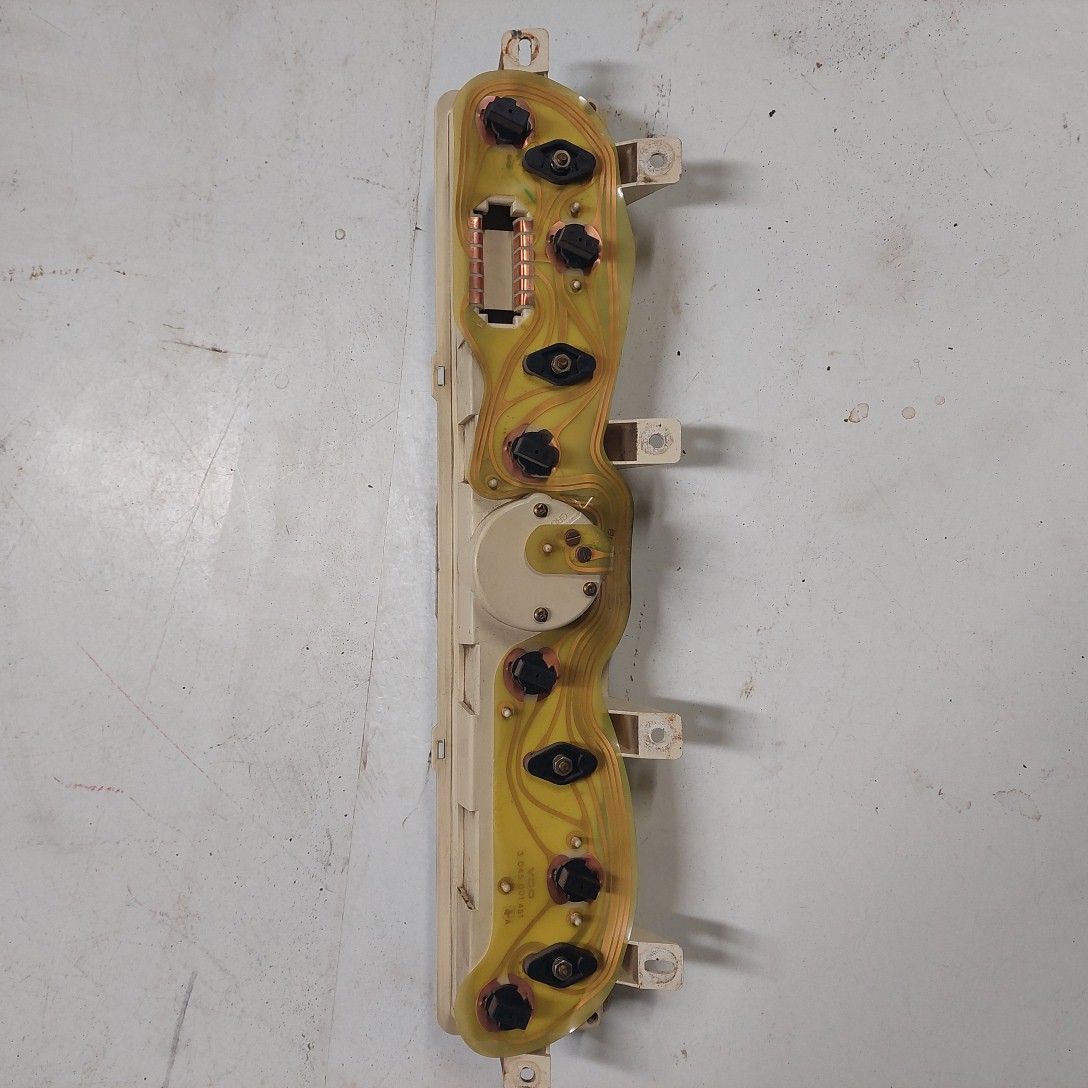 Wrangler YJ Center Gauge Cluster Fuel Oil Volt Clock Instrument 8791 Parts Breakers Rust