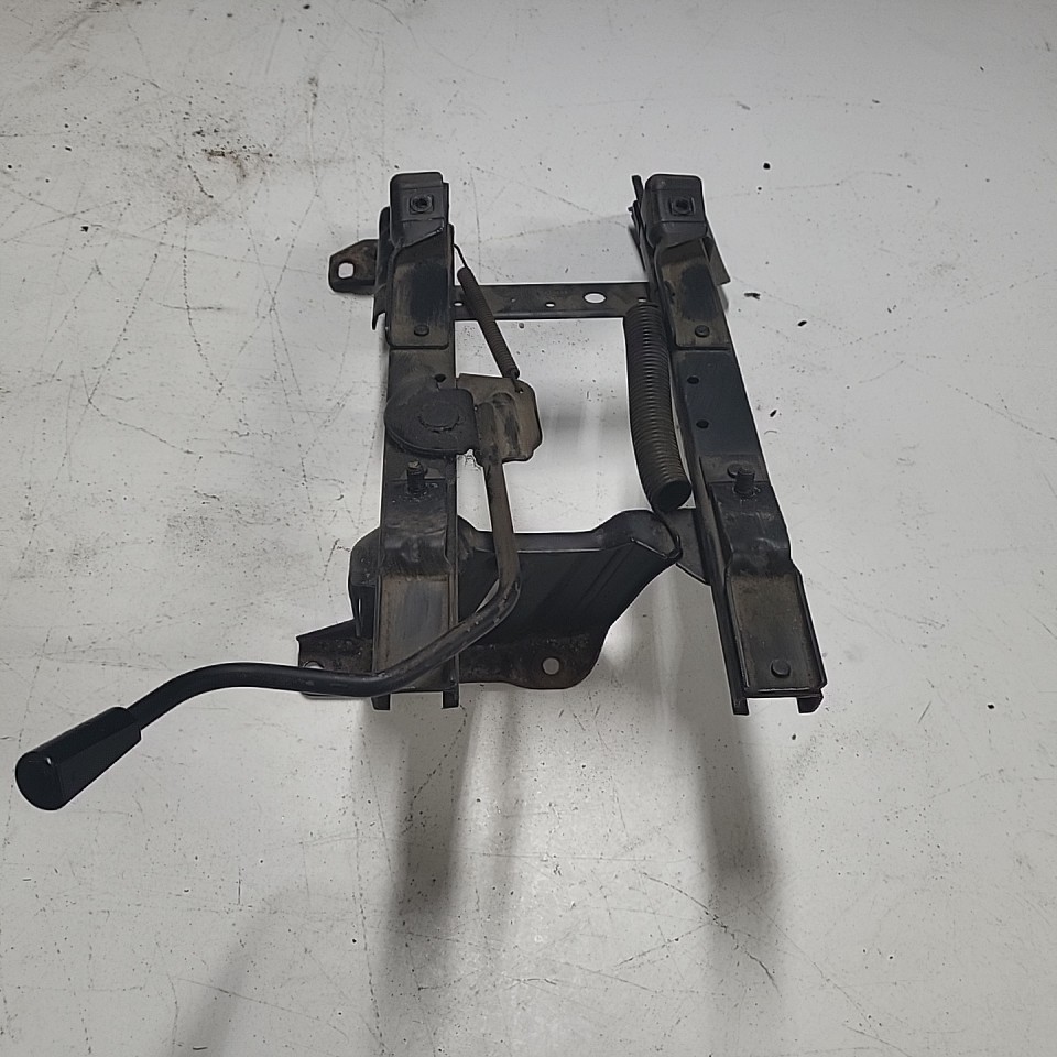 Cherokee XJ Seat Bracket Passenger Right up to 1994 Parts Breakers