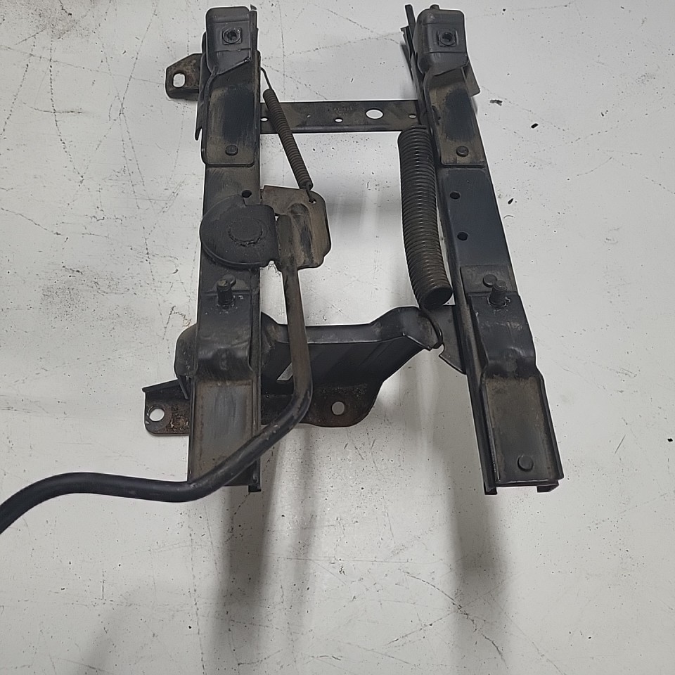 Cherokee XJ Seat Bracket Passenger Right up to 1994 Parts Breakers
