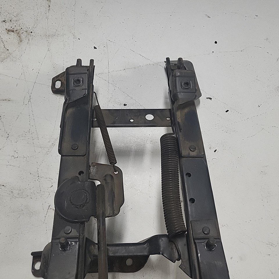 Cherokee XJ Seat Bracket Passenger Right up to 1994 Parts Breakers