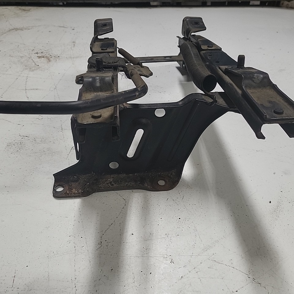 Cherokee XJ Seat Bracket Passenger Right up to 1994 Parts Breakers