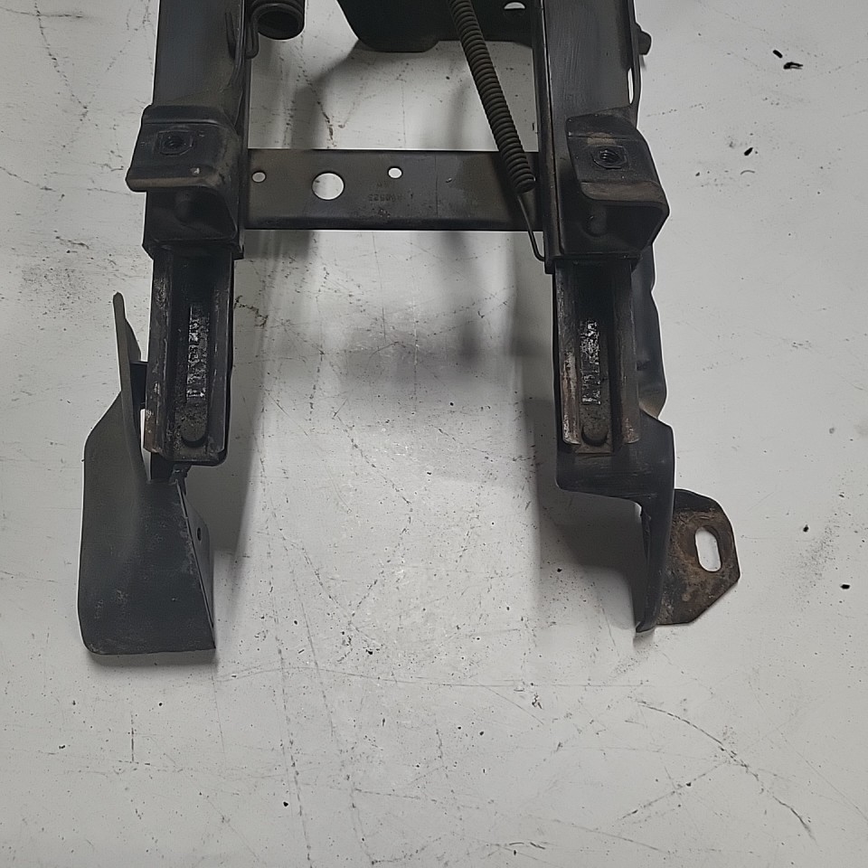Cherokee XJ Seat Bracket Passenger Right up to 1994 Parts Breakers