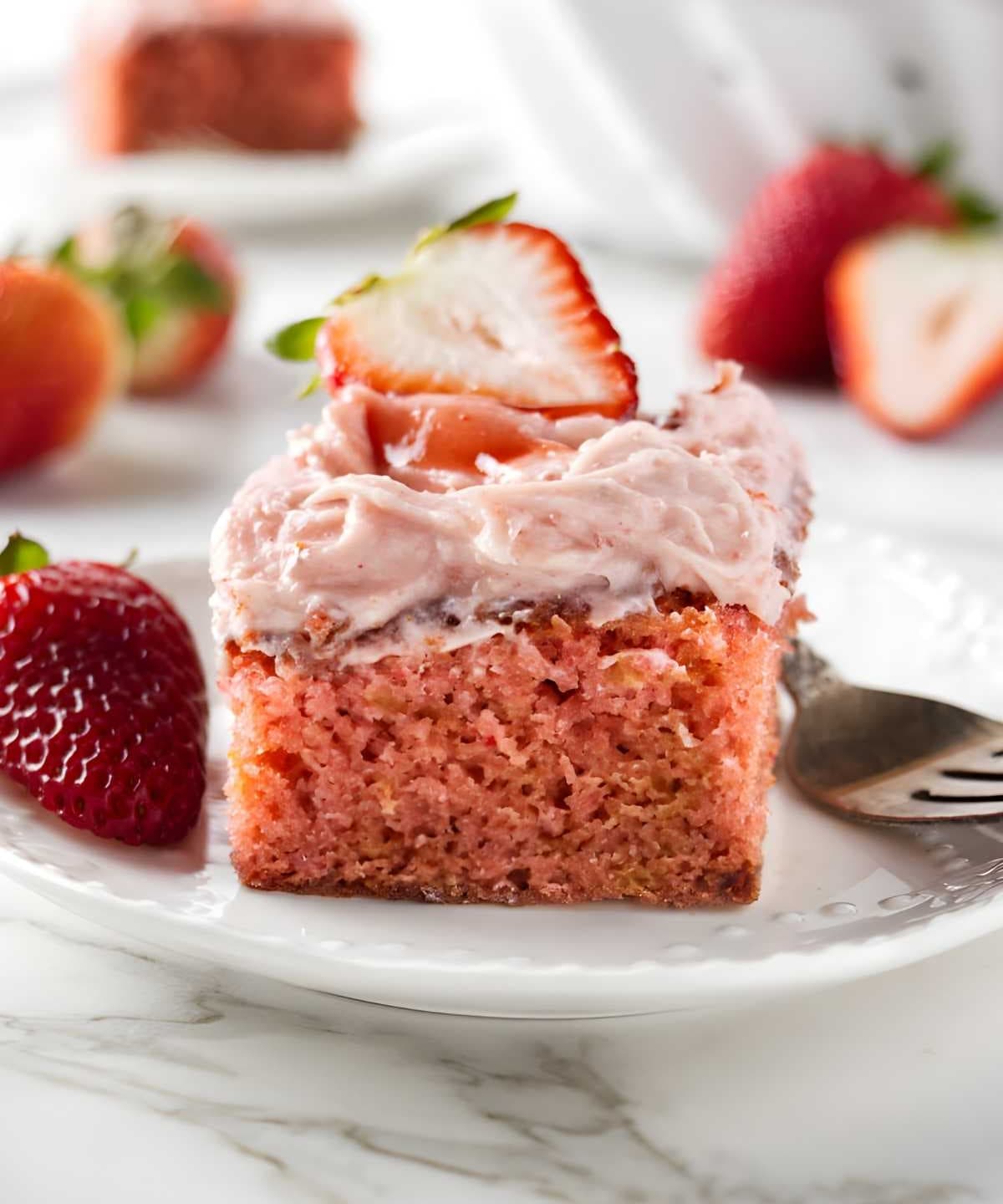 strawberry cake　1113 Bakery Fresh Strawberry Cake, 53.5 oz - Jay C Food Stores