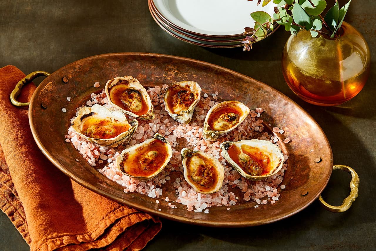 ほ*す様 Young Oysters スタイ ゴールド Grilled Oysters with Sichuan Chili Butter | Punchfork