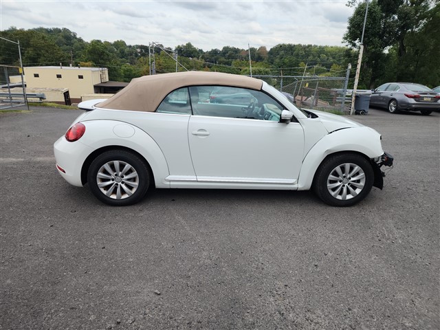 2019 Volkswagen Beetle S's photo