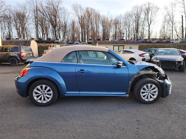 2017 Volkswagen Beetle S's photo