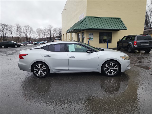 2016 Nissan Maxima SL's photo