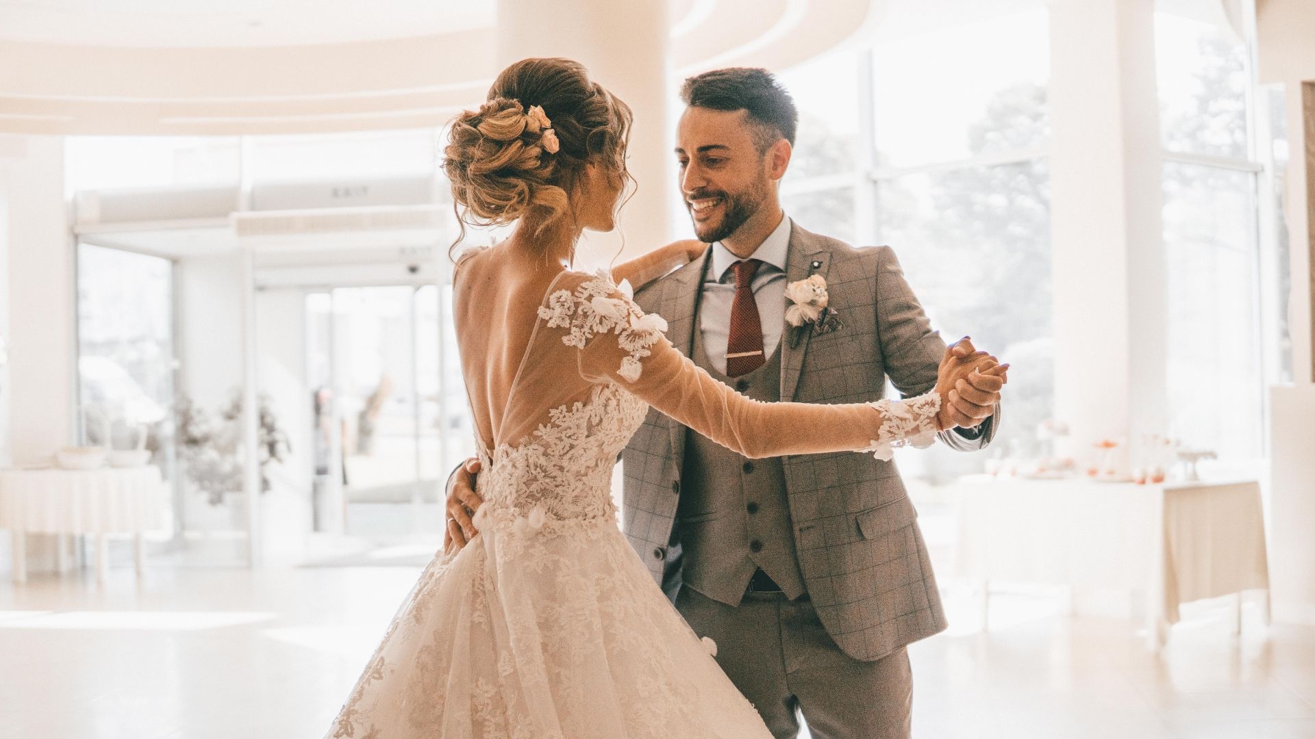 Can the outdoor dance floor be customized with different colors or designs?