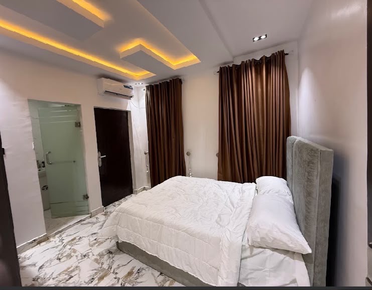 The Crest Apartment  4