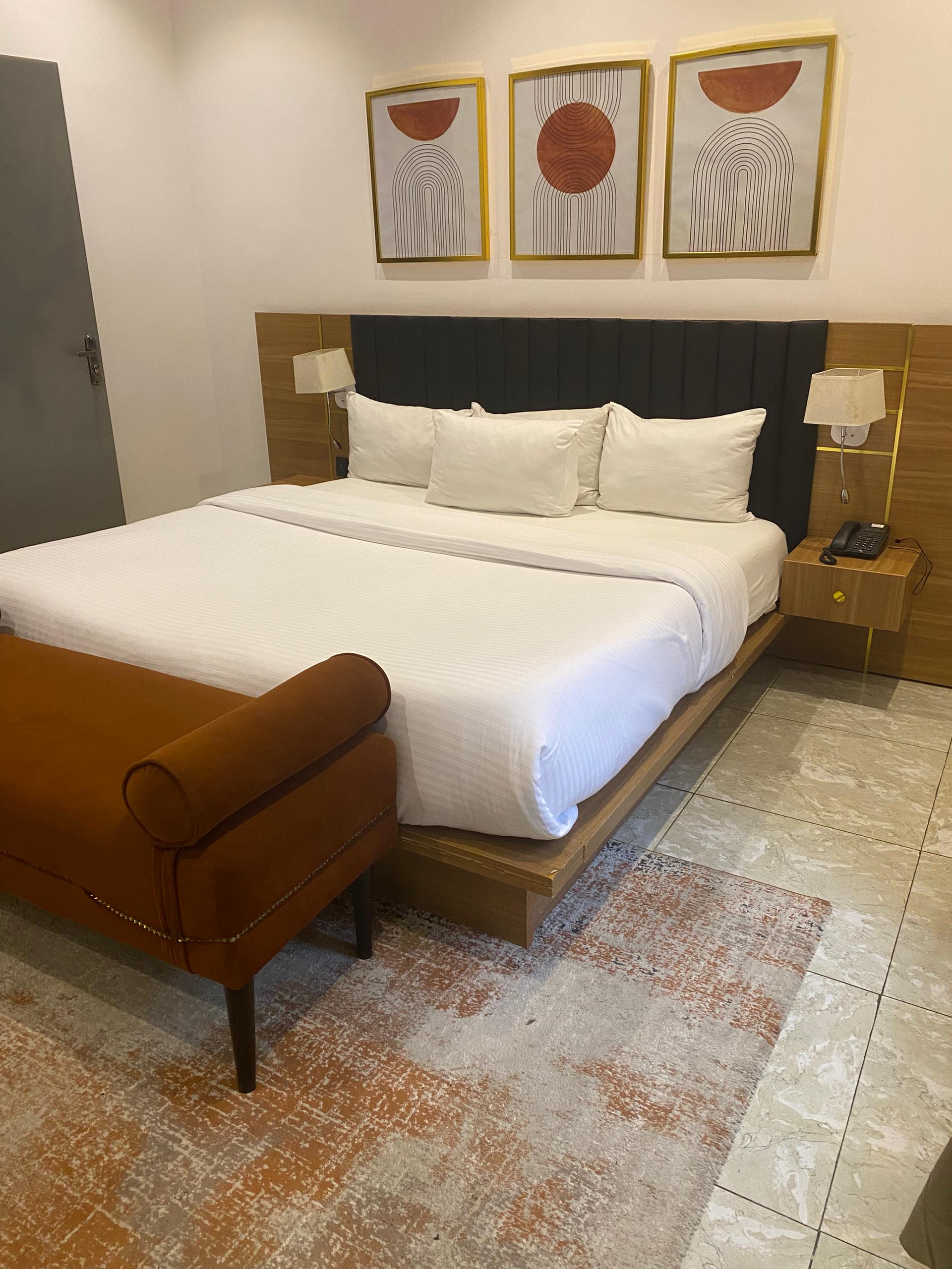 EXECUTIVE SUITE (CRYSTAL) 4