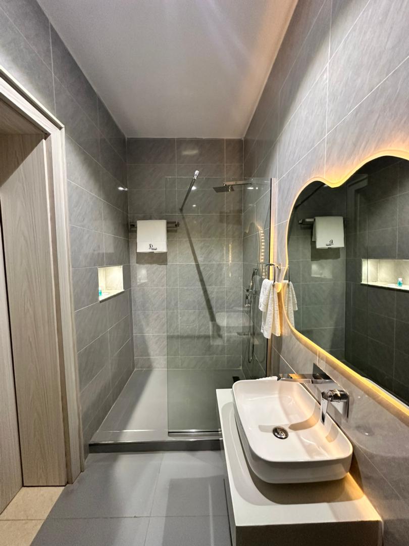 Donella Apartment Regent Suite  2