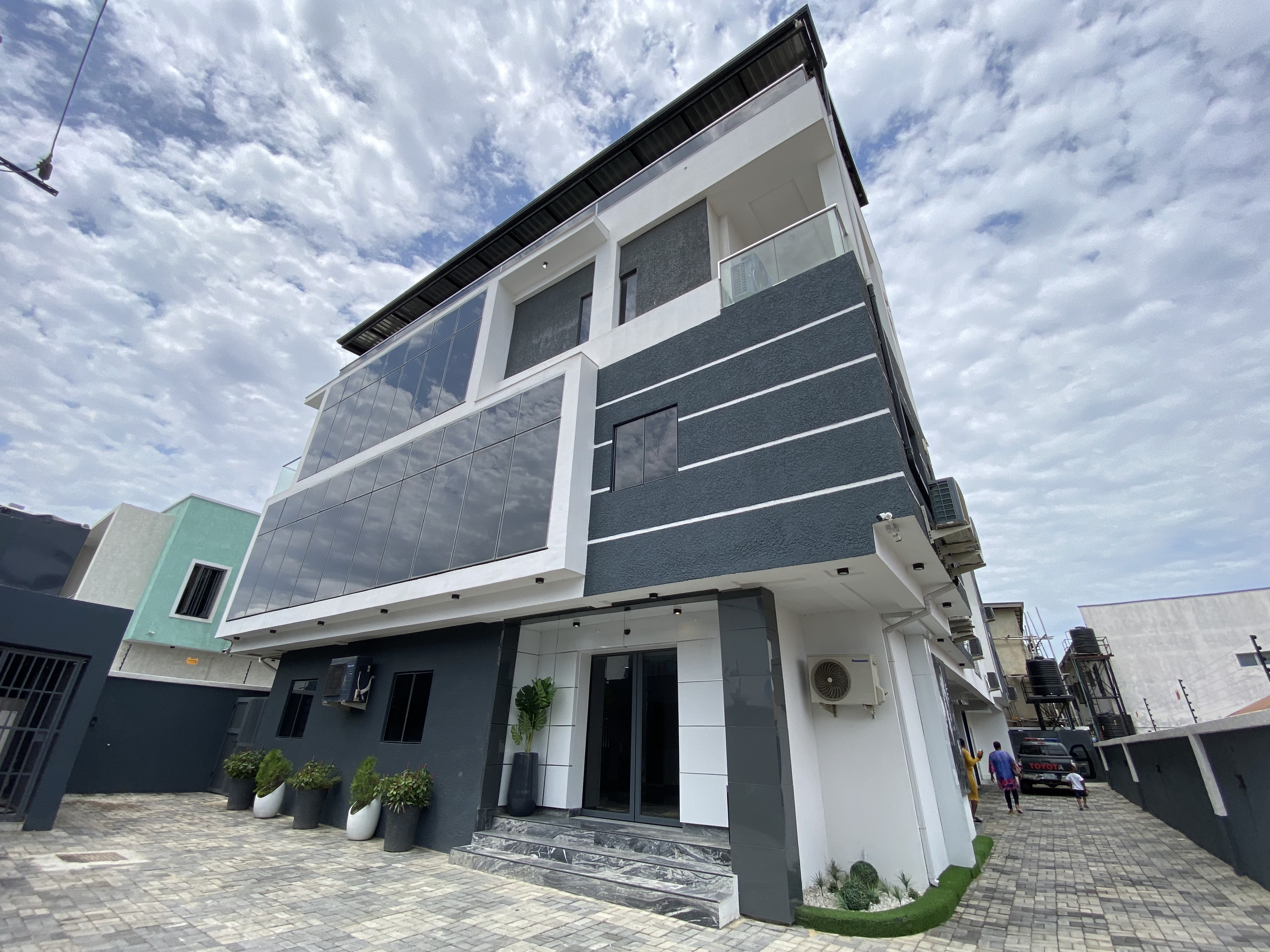 Luxury Studio Apartment with Rooftop Lounge 5