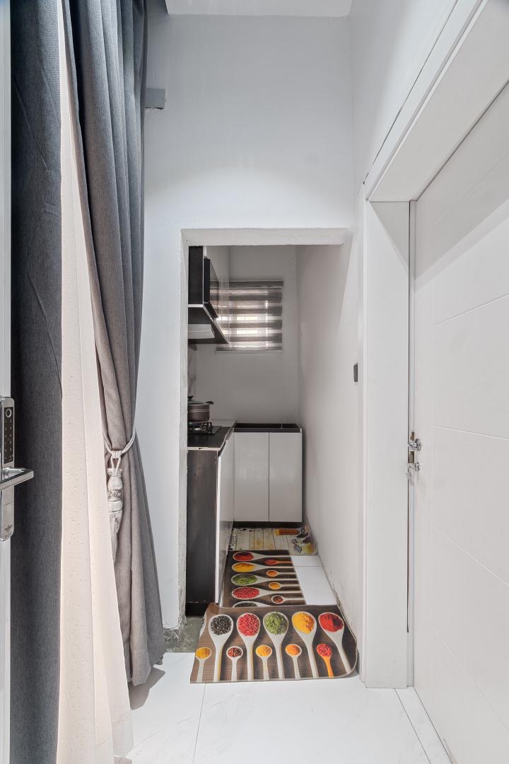 Rikky studio apartment Chevron 2