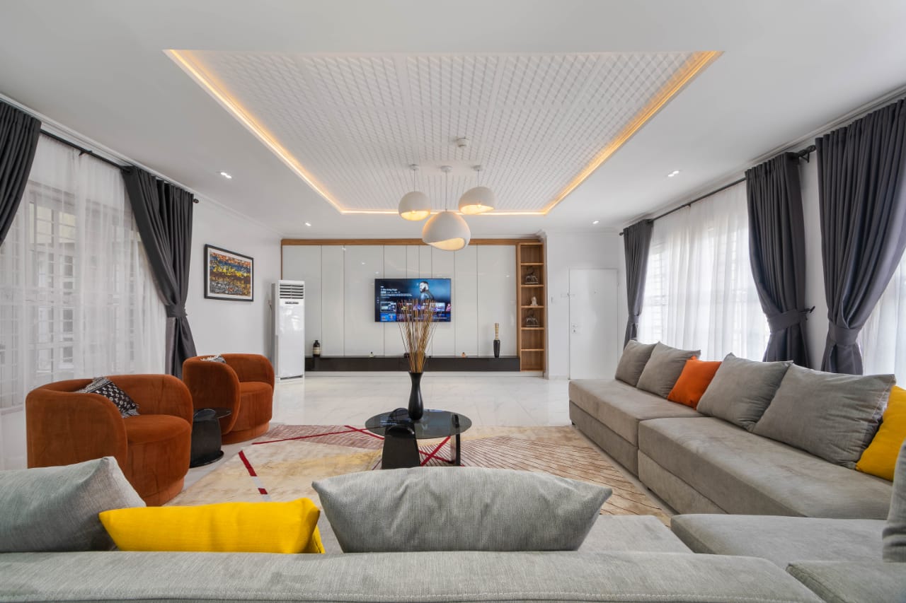 LUXURY 2 BEDROOM APARTMENT IN IKOYI 3