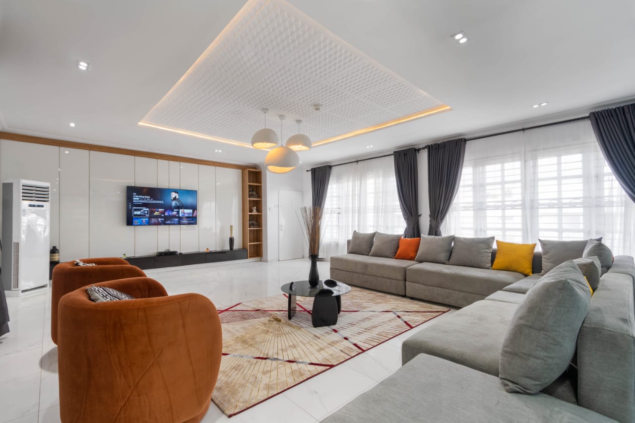 LUXURY 2 BEDROOM APARTMENT IN IKOYI 4