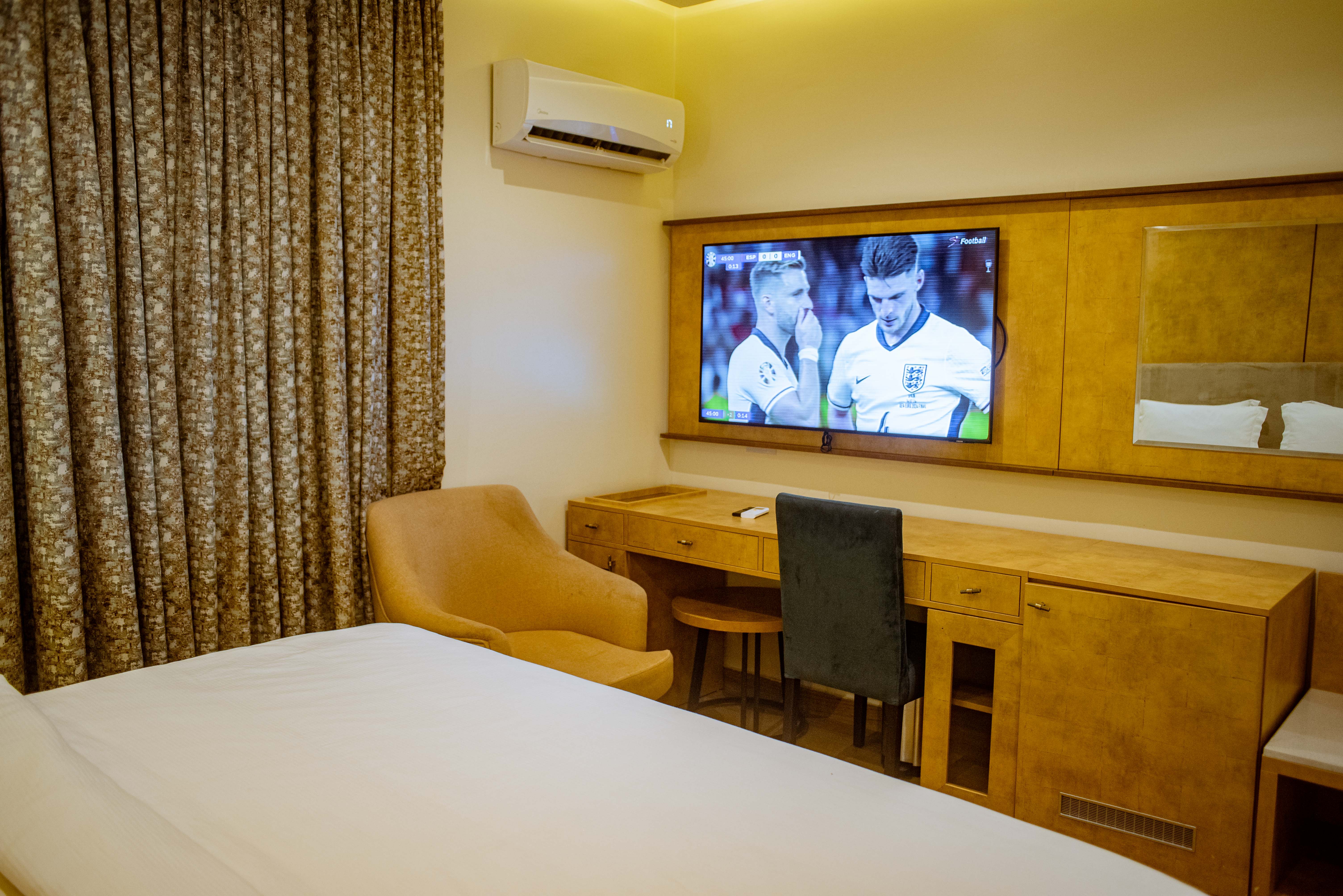 CheckInn Hotels Apo Prime Suite  4