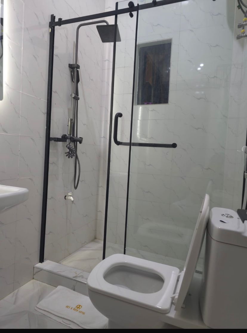 Rex & Rich Hotel and Suites : Classic Room 5