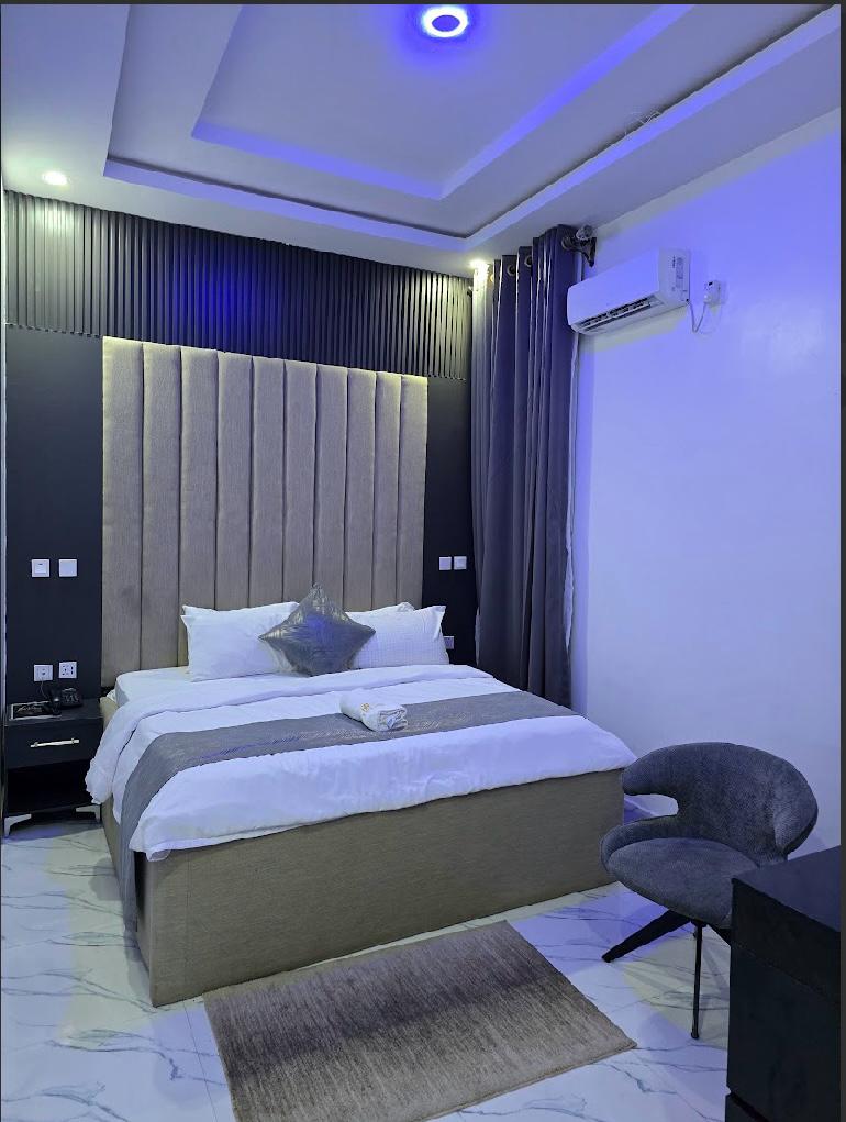 Rex & Rich Hotel and suites: Deluxe Room 2