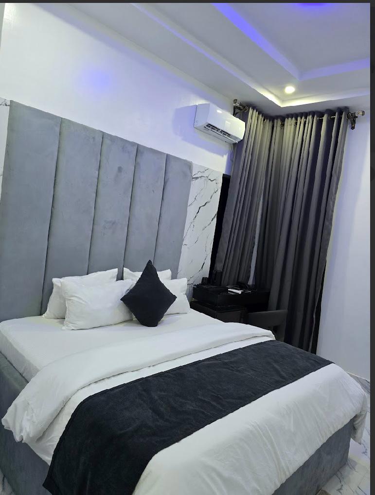 Rex & Rich Hotel and suites: Deluxe Room 5