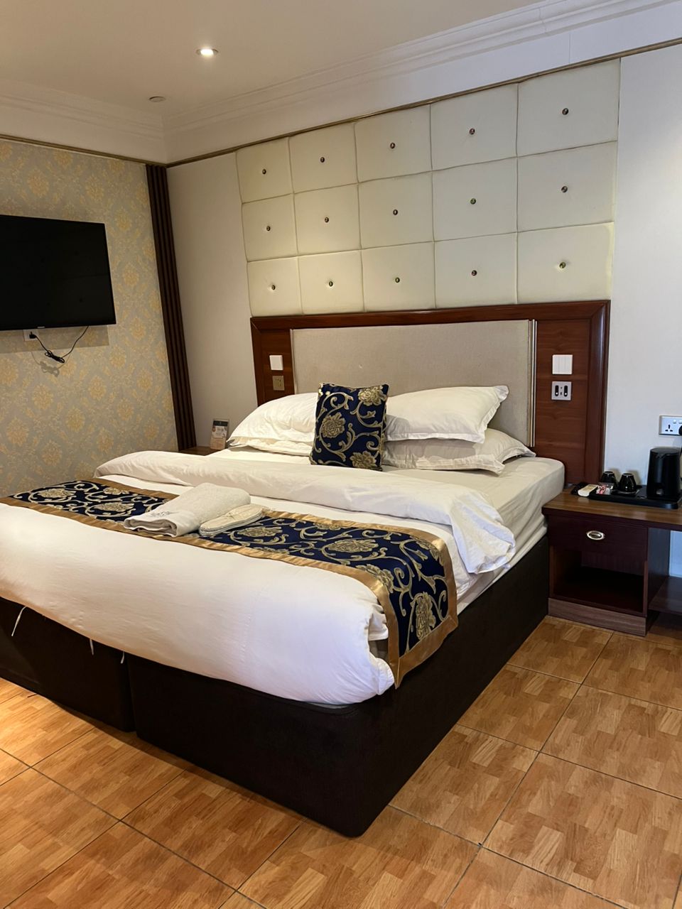 BAYLIS SUITES GOLD