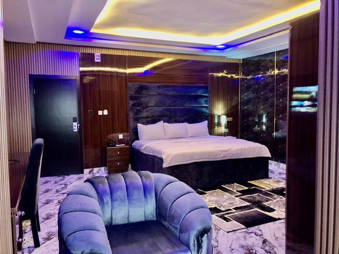 Debonytwinzhotel