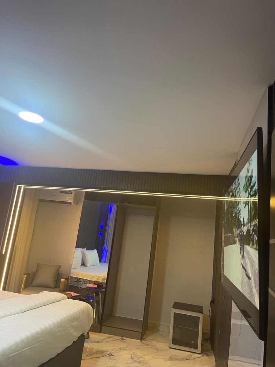 Kimroyal Hotel:Executive room  4