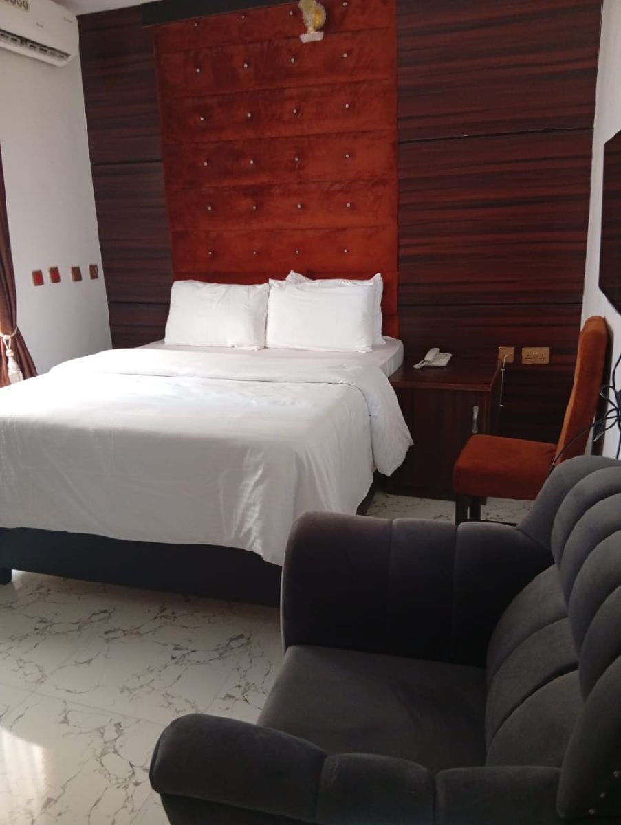 GOLDEN PRAISE HOTEL AND SUITES  2