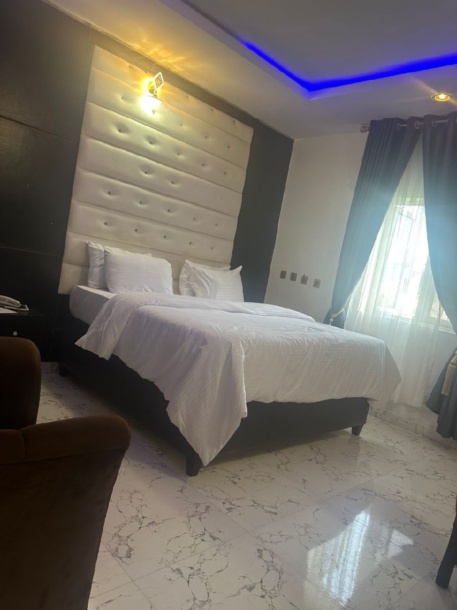 GOLDEN PRAISE HOTEL AND SUITES  5