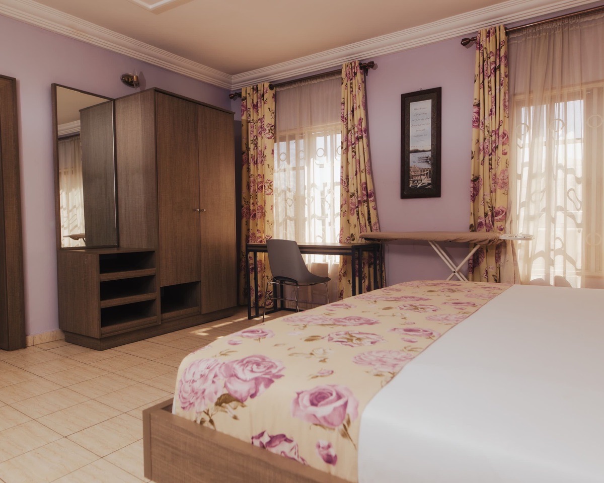 sheer luxury apartments and suites  4