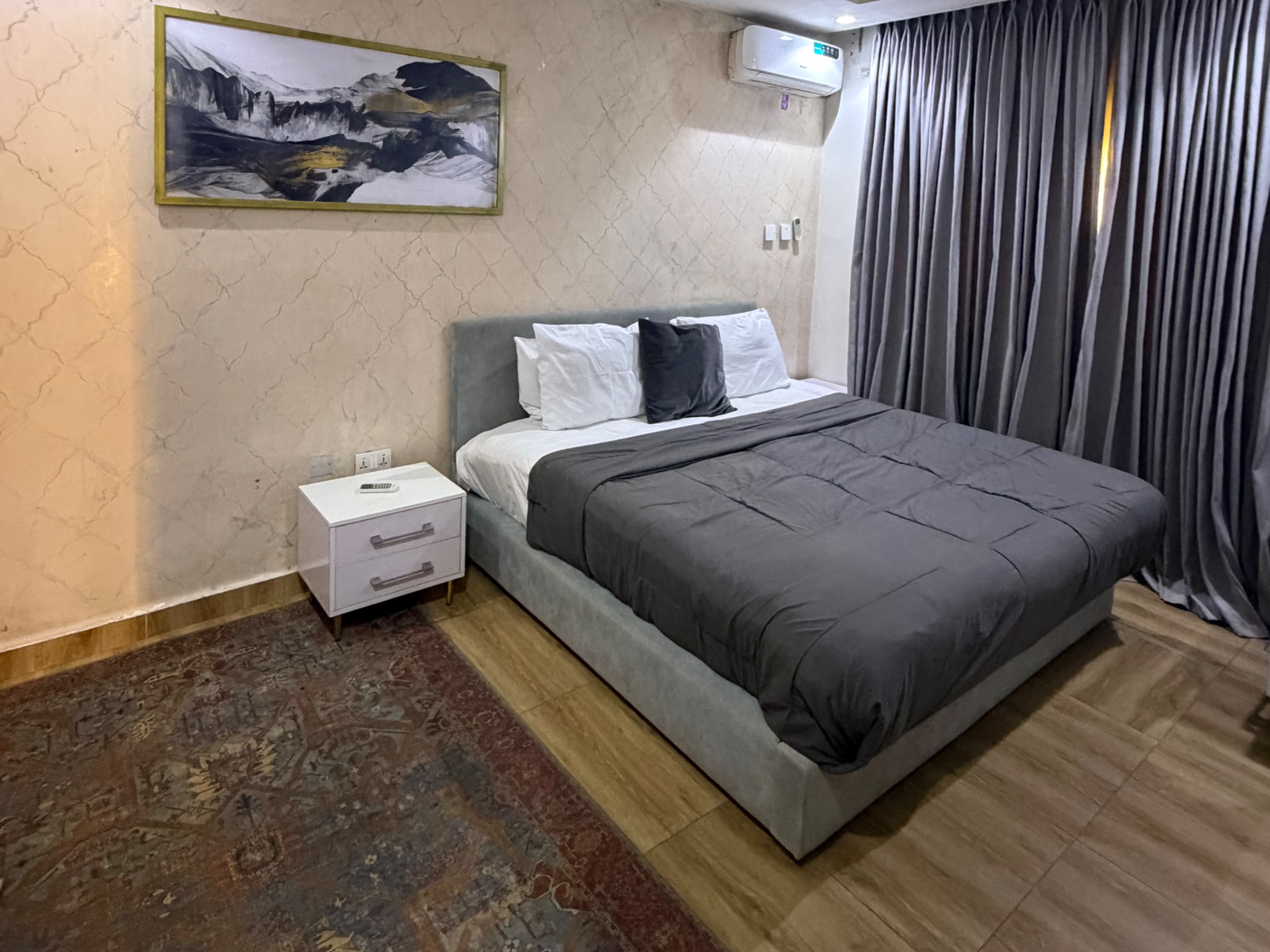 Tiptop Apartments  3
