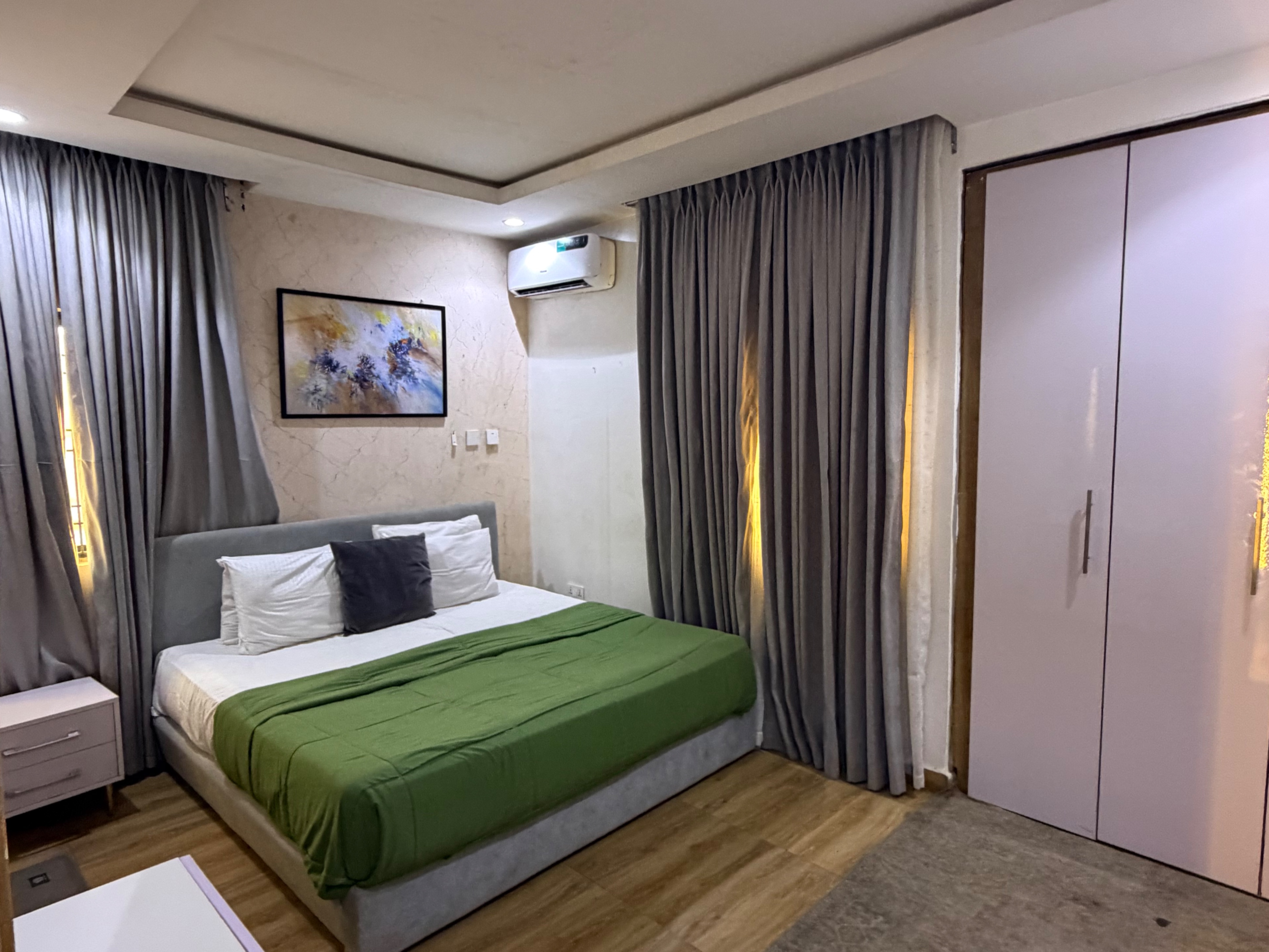 Tiptop Apartments  2
