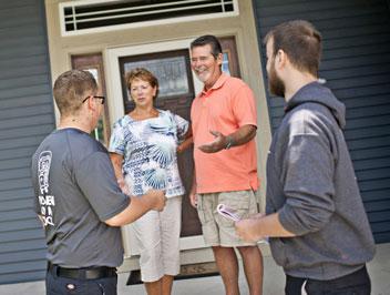 couple-talking-with-movers.jpg Thumbnail