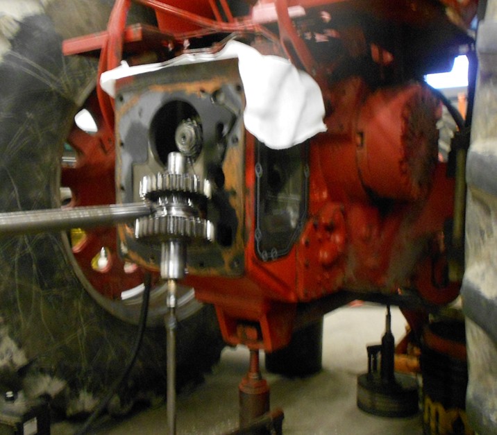 Broken part found in hydraulic filter housing 1086 General IH Red