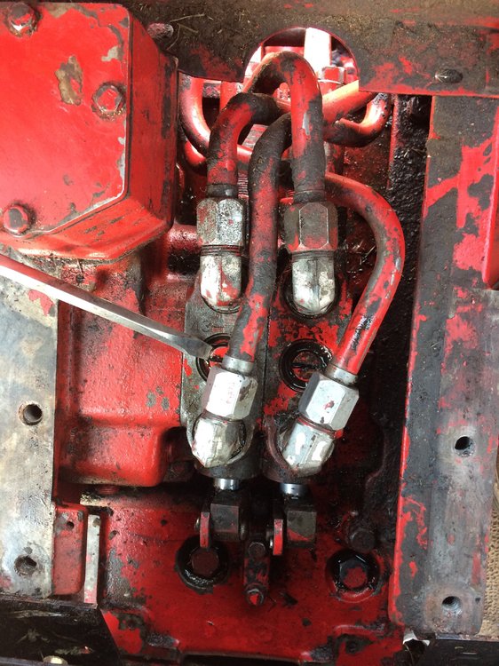 1066 hydraulic valve.... What's this screw? General IH Red Power