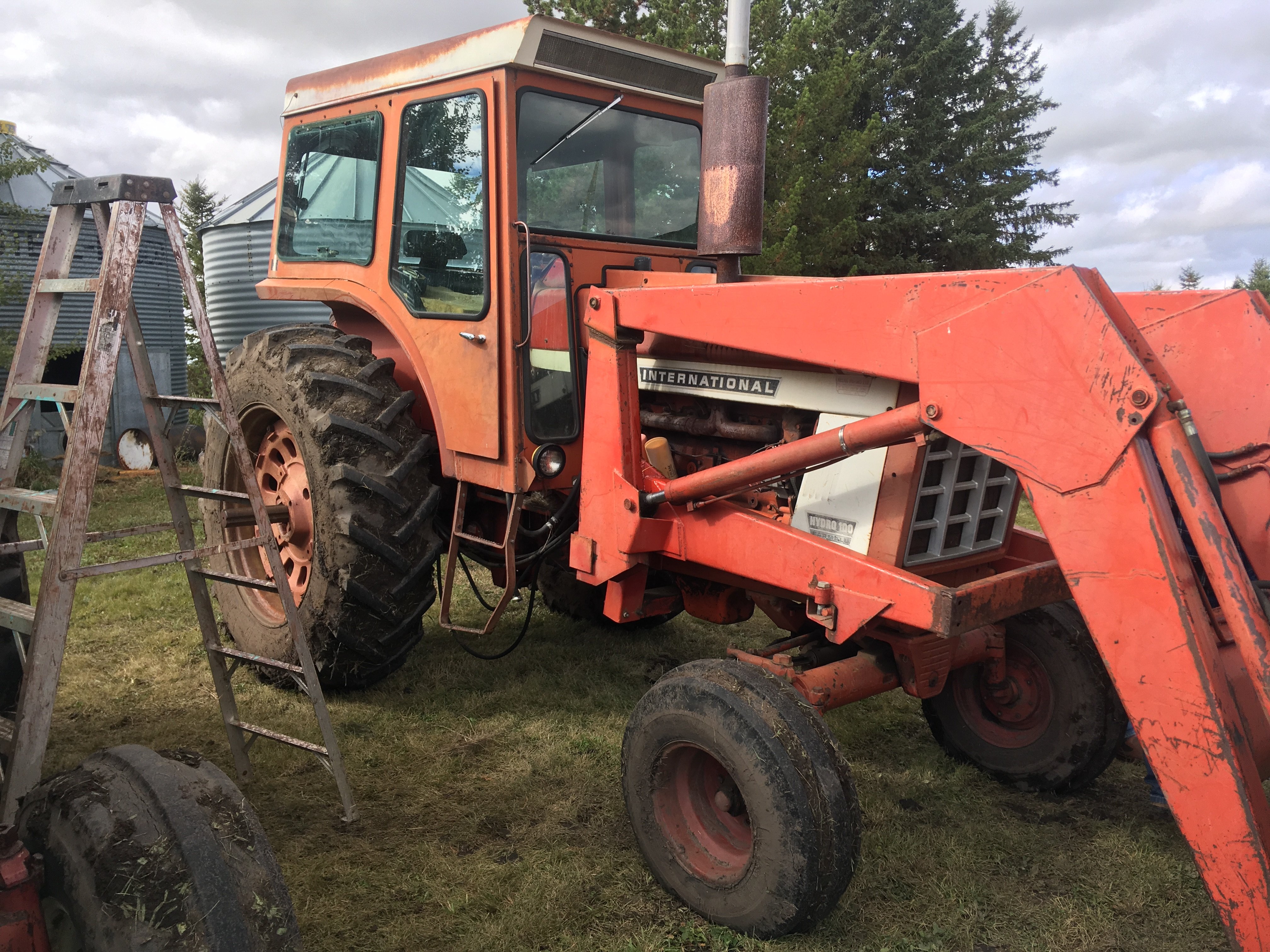 Pictures of auction in Alberta with IH tractors General IH Red