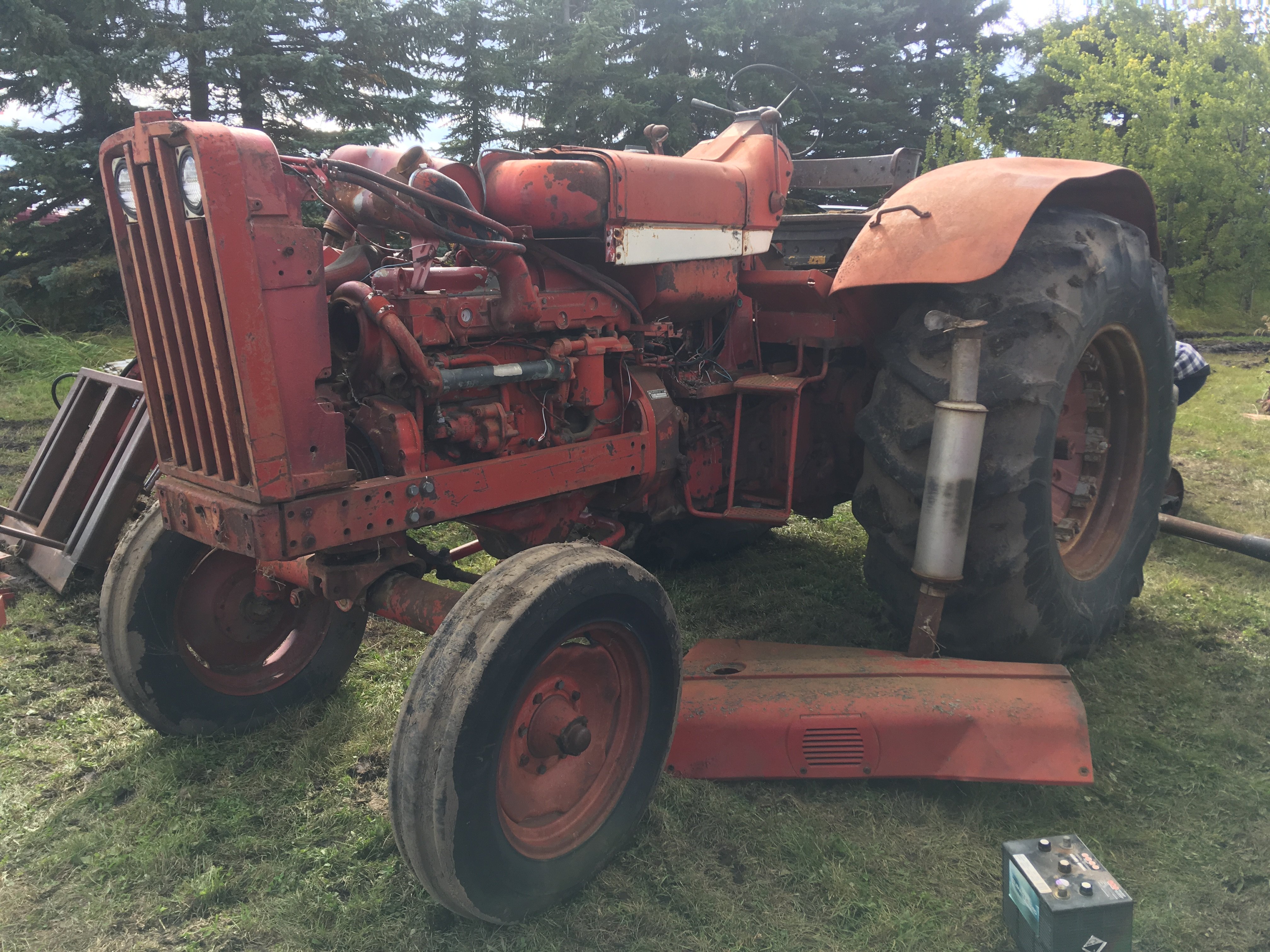 Pictures of auction in Alberta with IH tractors General IH Red