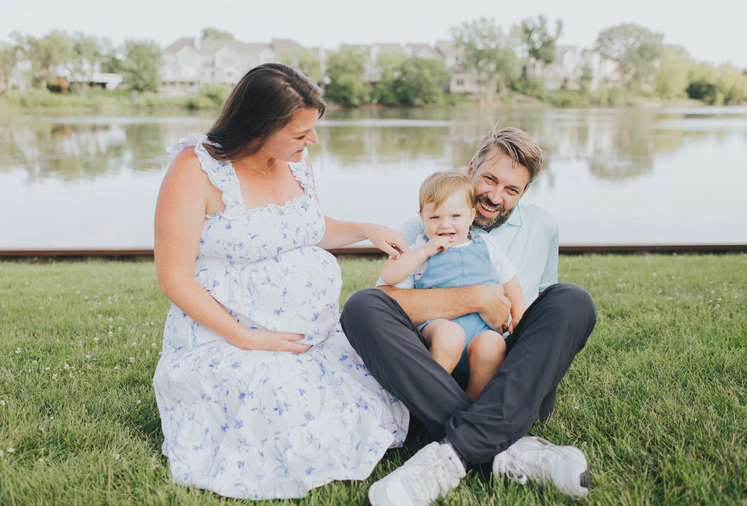 Family maternity photoshoot ideas with kids