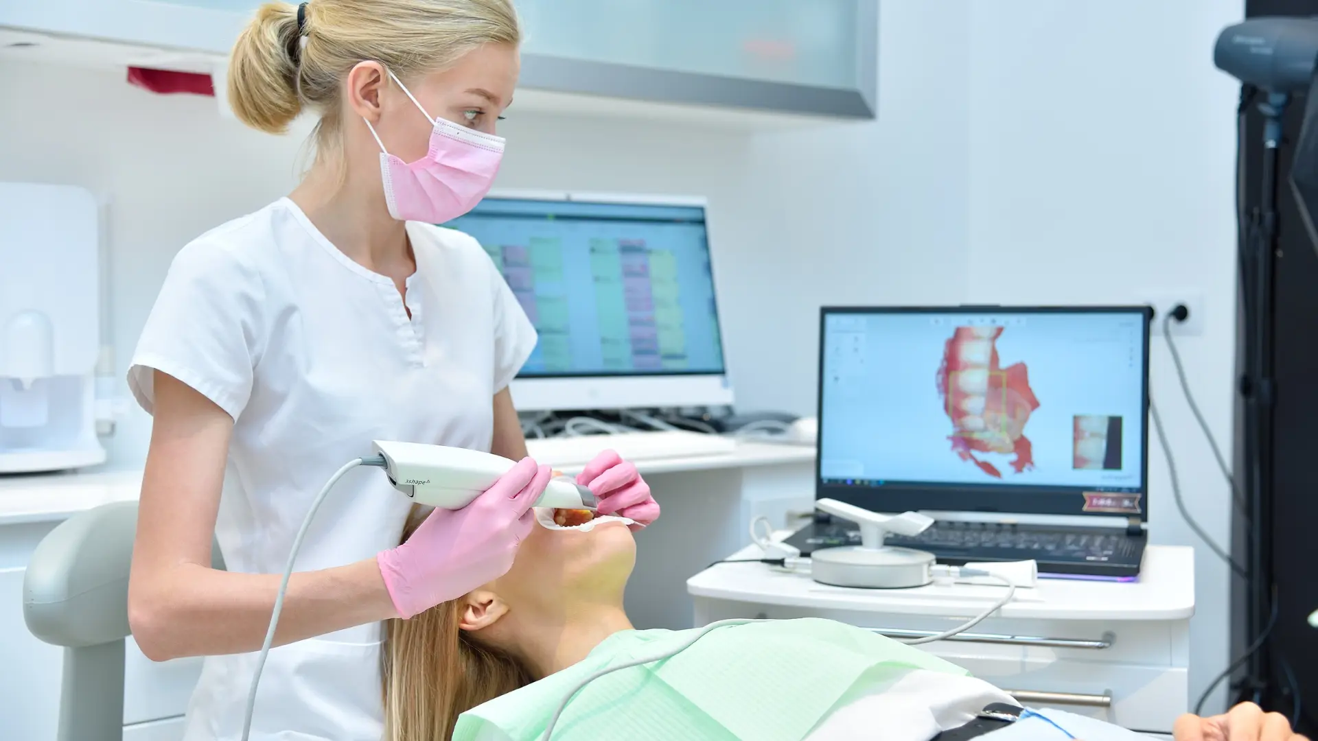 densists-checking-intraoral-scanner-dental-clinic-temperature-controlled-environment.webp