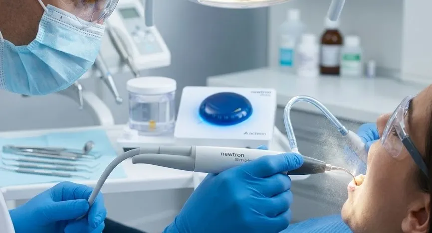 dentist-using-an-acteon-ultrasonic-scaler-during-a-routine-cleaning-with-proper-water-spray-and-smooth-operation..webp