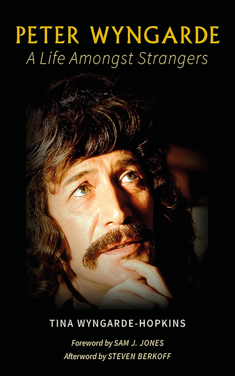 Portada: Peter Wyngarde: A Life Amongst Strangers