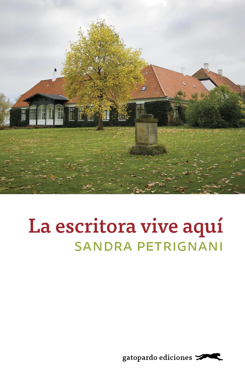 Portada: La escritora vive aquí