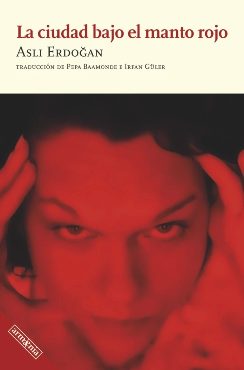Portada: La ciudad bajo el manto rojo