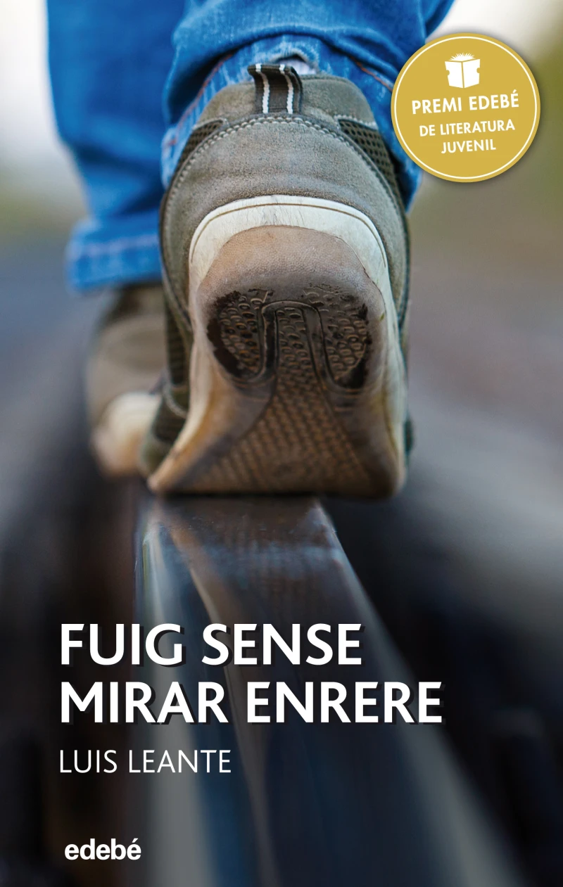 Portada: Premi Edebé 2016: Fuig sense mirar enrere