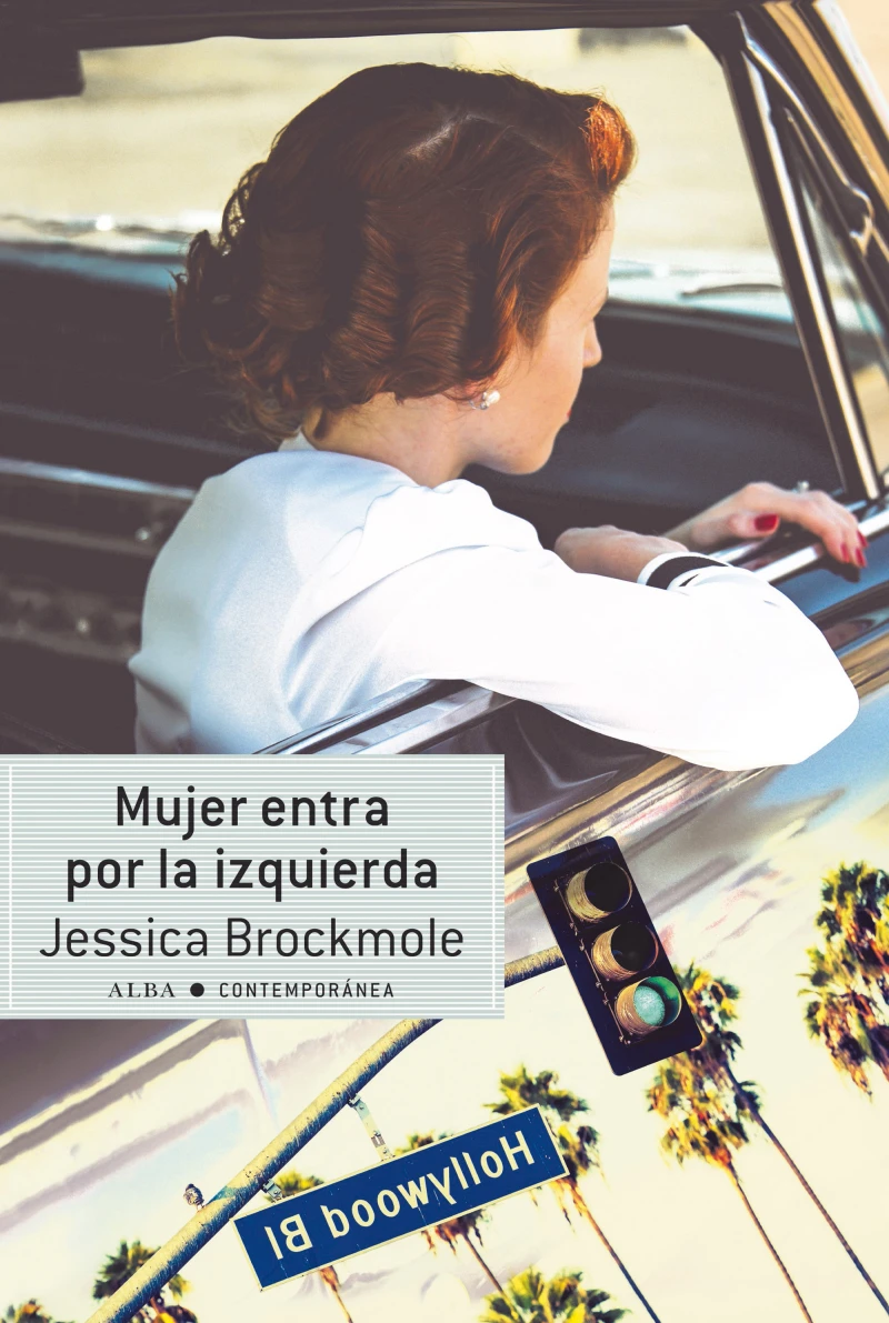 Portada: Mujer entra por la izquierda