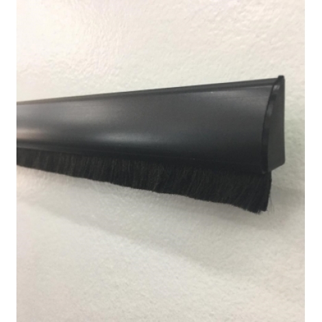 VEDA PORTA C/ FIX. ADESIVA ESCOVA PRETO 90 CM