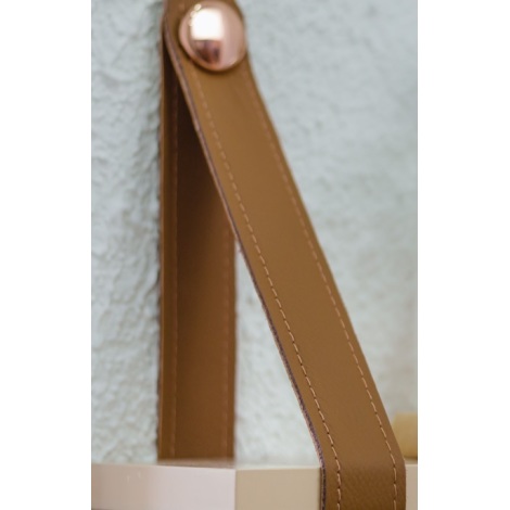 SUPORTE PRATELEIRA 1000MM COURO CARAMELO C/ BOTAO GOLD OPACO